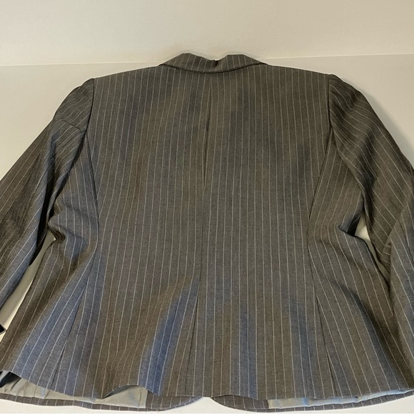 TAHARI Arthur S Levine SUIT COAT & PANTS GREY WITH WHITE PIN STRIPES SIZE 14 NWT - Picture 3 of 15